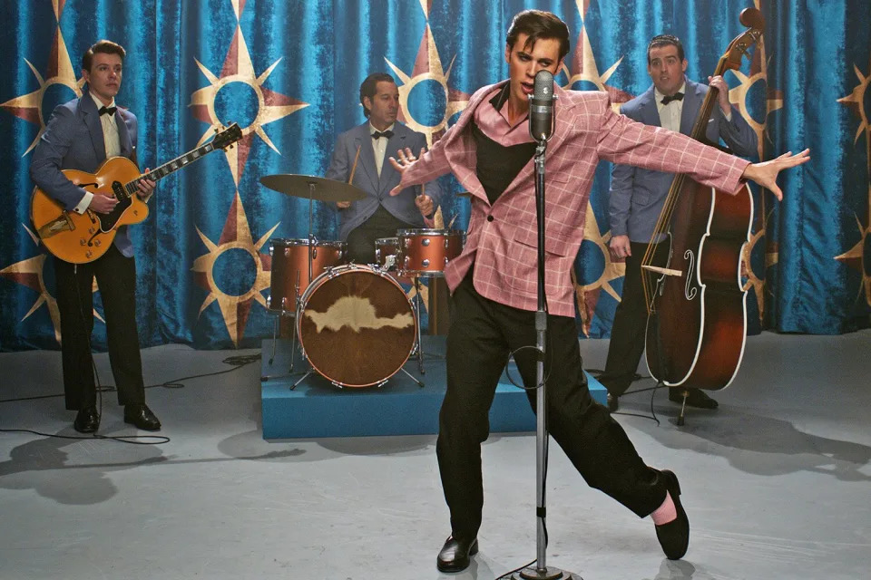 ELVIS Copyright: © 2022 Warner Bros. Entertainment Inc. All Rights Reserved. Photo Credit: Courtesy of Warner Bros. Pictures Caption: AUSTIN BUTLER as Elvis in Warner Bros. Pictures’ drama “ELVIS,” a Warner Bros. Pictures release.