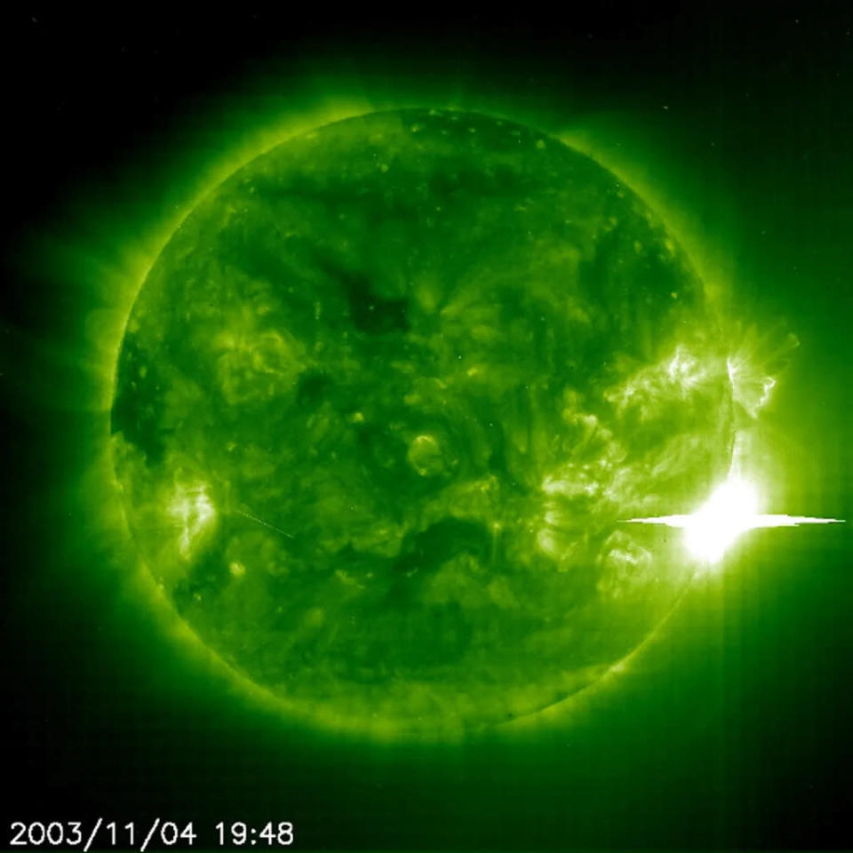 Erupção solar intensa, fotografada pela sonda SOHO em 4 de novembro de 2003 (Imagem: Reprodução/ESA & NASA/SOHO)