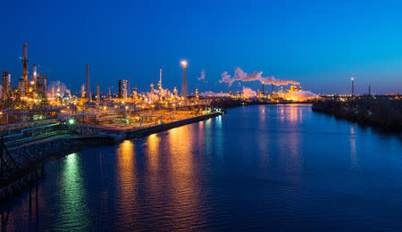 FILE PHOTO: The Philadelphia Energy Solutions oil refinery is seen at sunset in Philadelphia March 26, 2014. REUTERS/David M. Parrott/File Photo