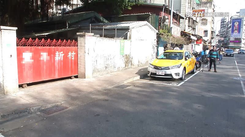 台北中正區知名香腸攤附近常有顧客違規停車。