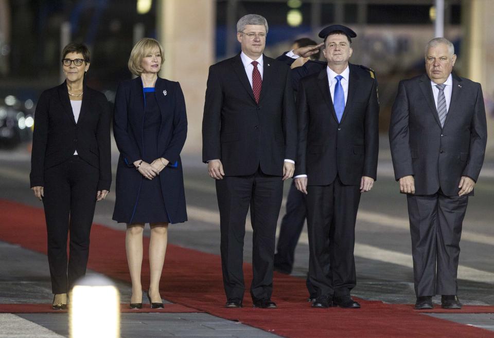 Canada's PM Harper and his wife Laureen stand with Knesset speaker Edelstein during a welcoming ceremony at the Knesset in Jerusalem