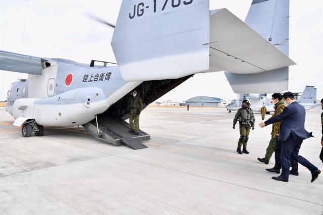 日防衛大臣首搭「魚鷹」 爭取民眾支持