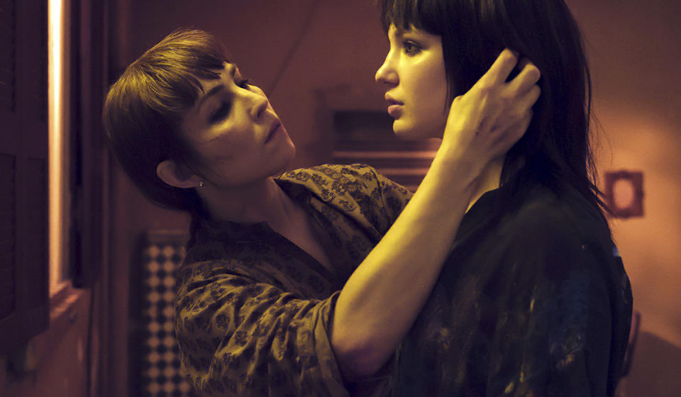 En esta imagen difundida por Netflix, Noomi Rapace, a la izquierda, y Sophie Nélisse en una escena de "Close". (Netflix vía AP)