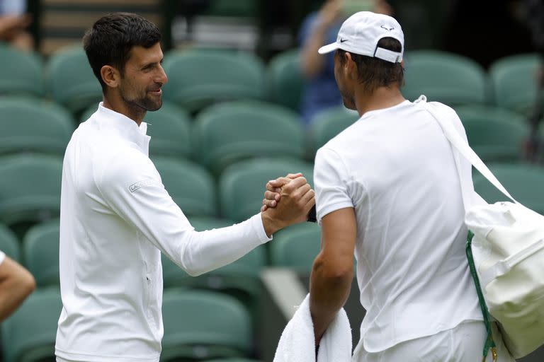 El saludo entre Novak Djokovic y Rafael Nadal en Wimbledon.