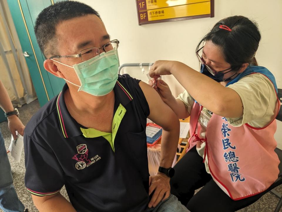 屏東縣榮民服務處協請榮民總醫院派遣醫護小組施打流感疫苗。榮服處提供 下同