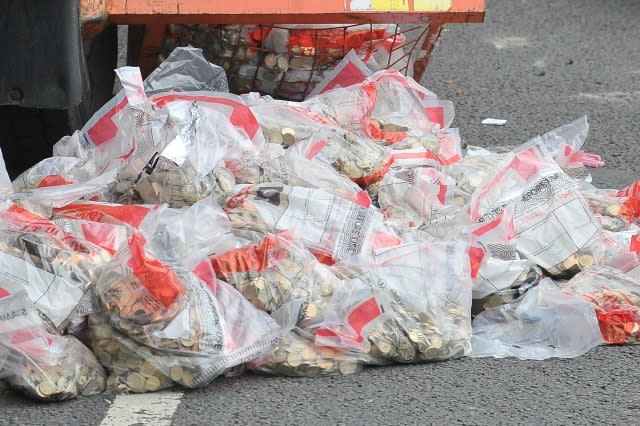 Money spilled from lorry