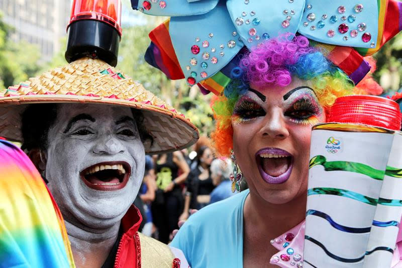 Es una protesta, pero los manifestantes no pierden ocasión de mostrar su desbocada alegría, como si estuvieran disfrazados para el carnaval. EFE/Sebastião Moreira
