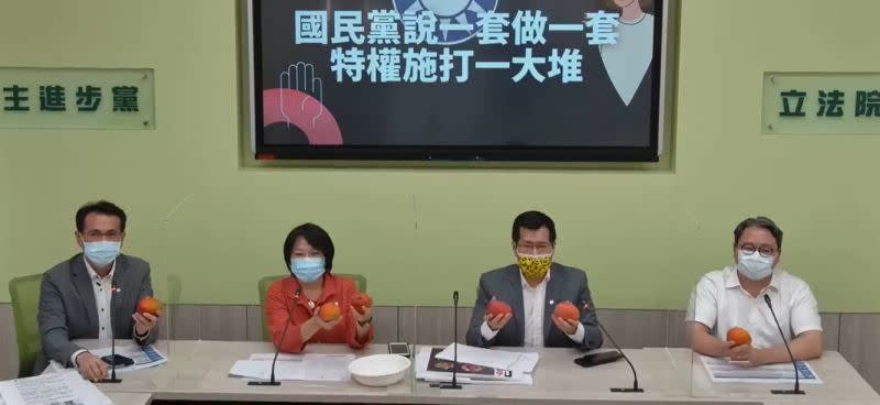 ▲民進黨團召開記者會，抨擊藍營政要屢傳特權施打疫苗，也協助推銷屏東枋山芒果。（圖／翻攝民進黨立法院黨團臉書）