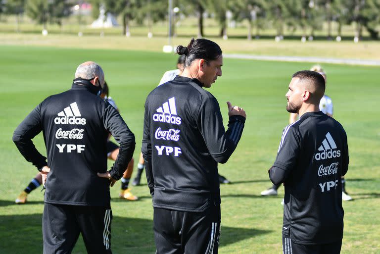 Germán Portanova, junto con su cuerpo técnico en Ezeiza