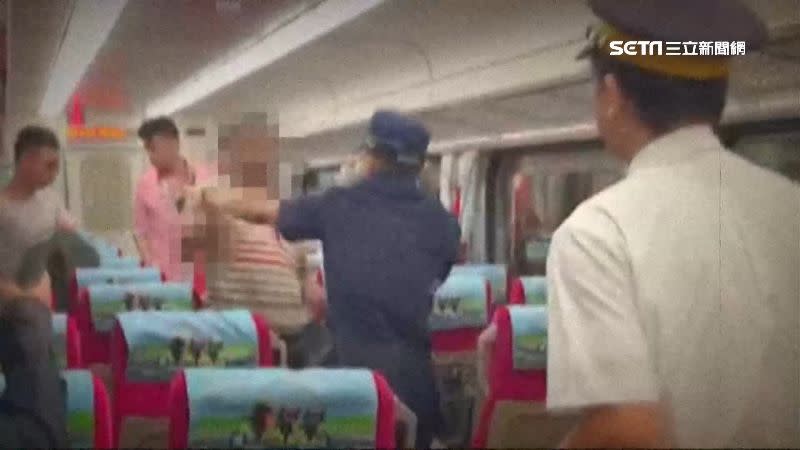 鐵路警察李承翰去年在火車上，遭鄭姓男子持利刀殺害。