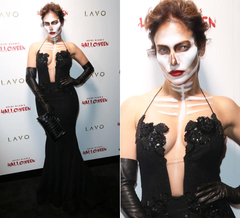 Auch Jennifer Lopez kam in schaurig-schöner Haute Couture als wandelndes Skelett in Abendrobe. Doppelt angsteinflößend wirkte sie … (Bild: Splash News)