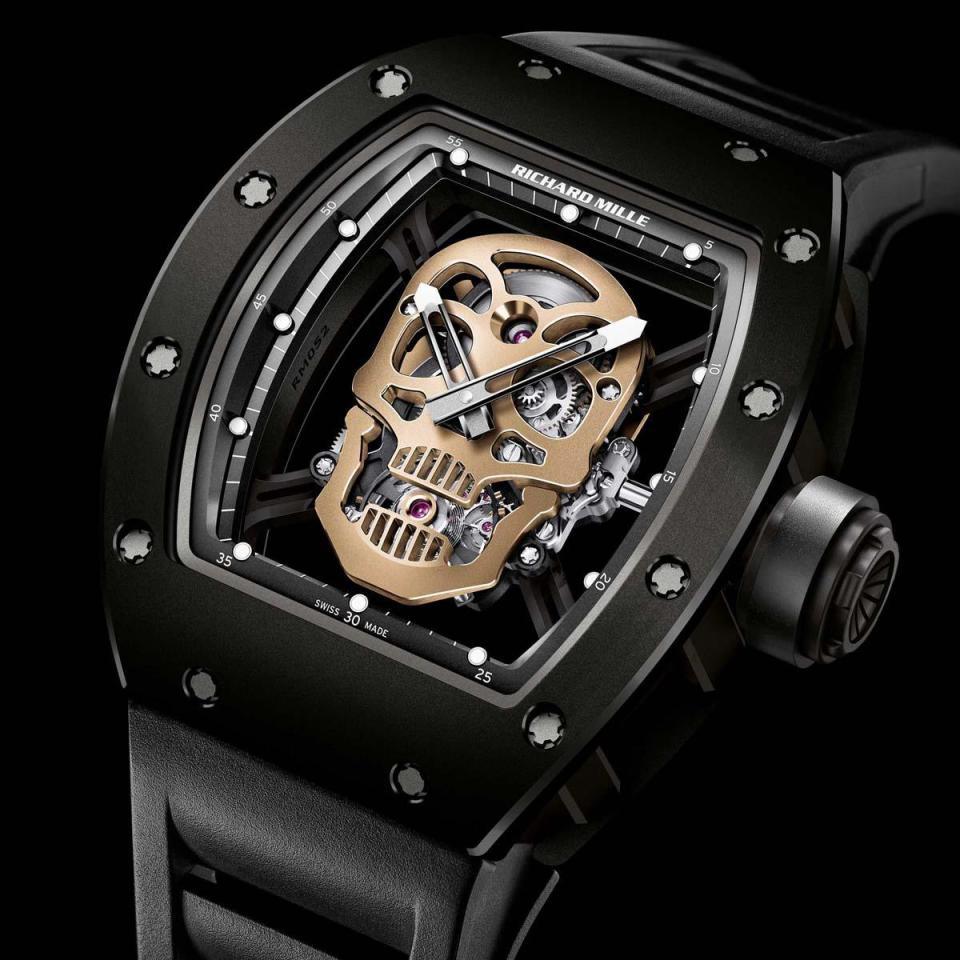 潘瑋柏在歌曲中所佩戴的價值約1,800萬元的RM 52-01骷髏陶瓷納米陀飛輪腕錶。