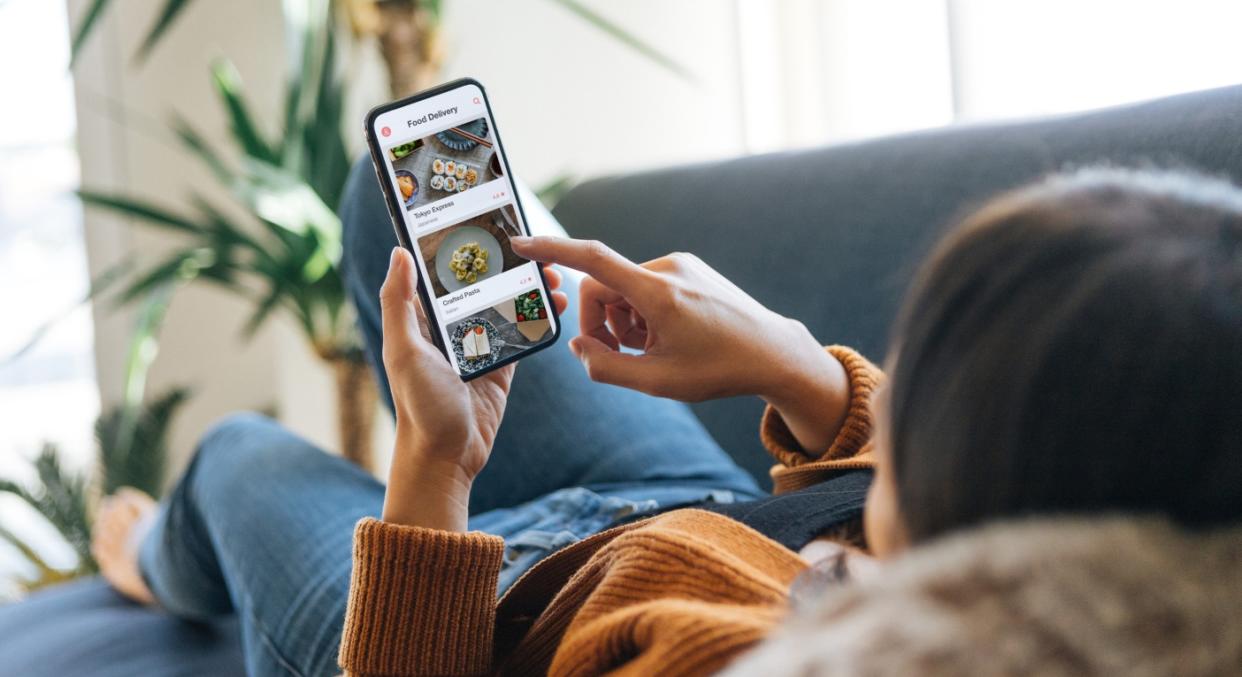 Limiting your screen time can do wonders for your mental health (posed by model, Getty)