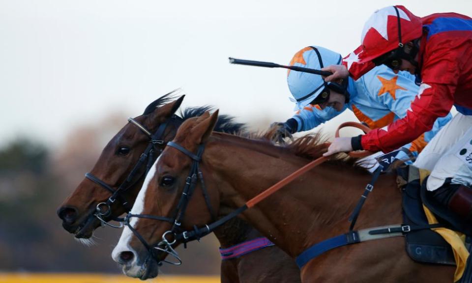 Un De Sceaux fights out the Tingle Creek finish with Sire De Grugy