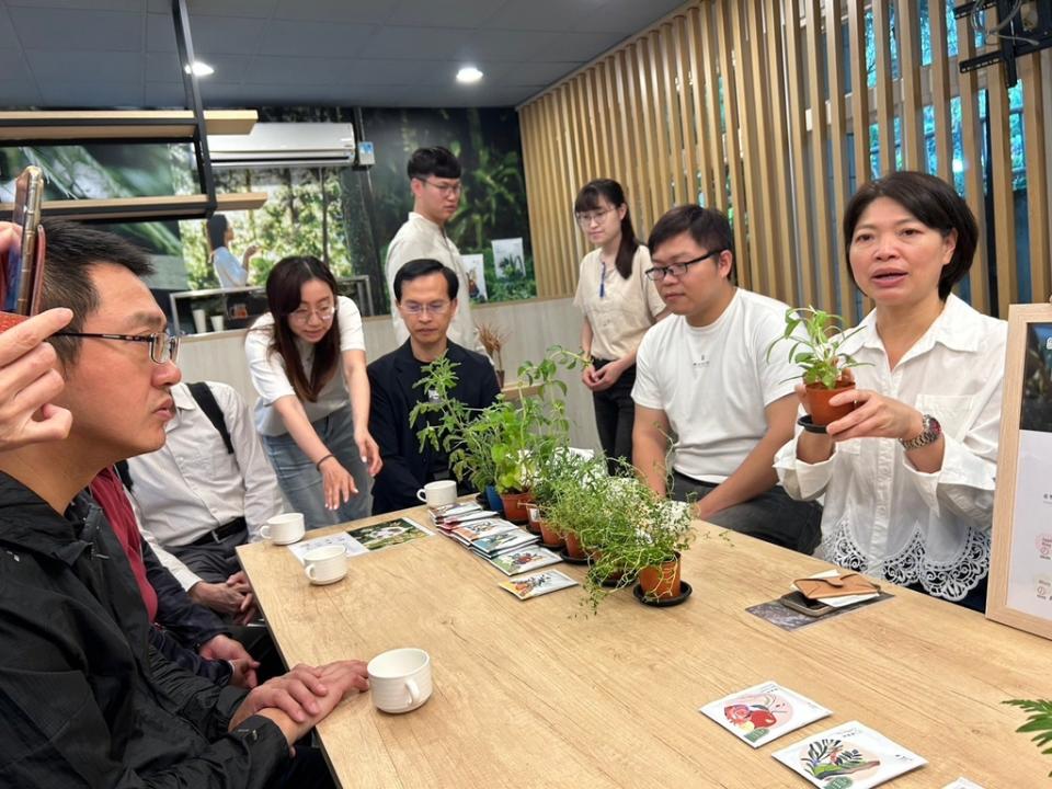 《圖說》薰衣草森林集團創辦人林庭妃帶領團隊，以「香草茶五感體驗」與嶺東科大師生及在地業者進行交流。