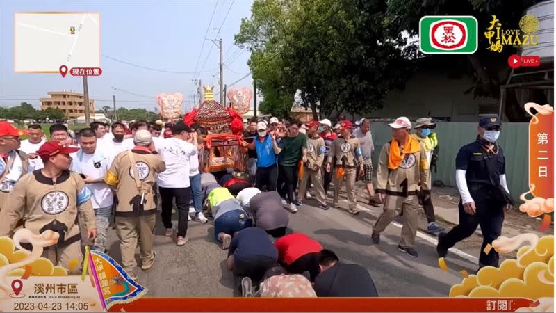 現場民眾鑽轎底期盼媽祖賜福。（圖／大甲鎮瀾宮臉書）