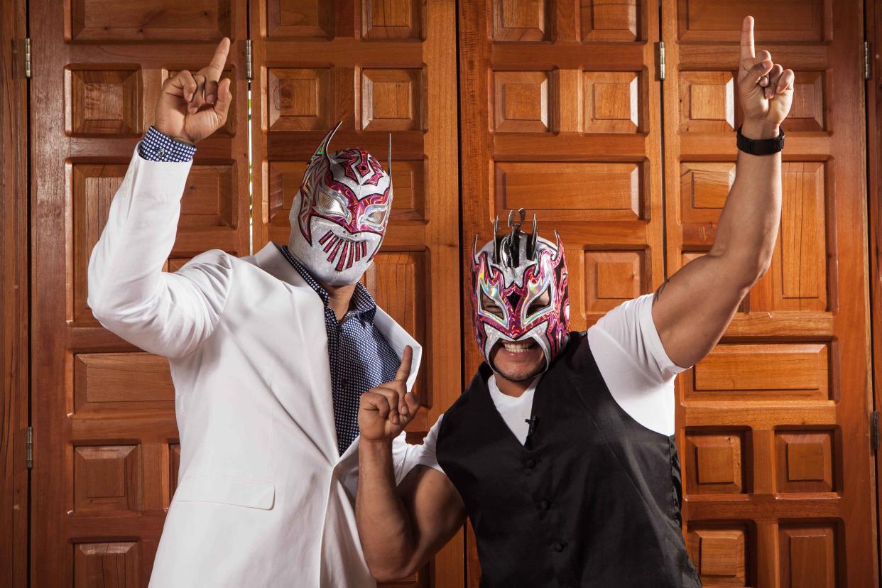 MÉXICO, D.F.- Sport/Deporte-Lucha Libre.- Los luchadores Sin Cara y Kalisto, durante conferencia de prensa que ofrecieron este jueves, para promocionar tres fechas que tendrá la WWE en México. Foto: Agencia EL UNIVERSAL/Germán Espinosa/RCC