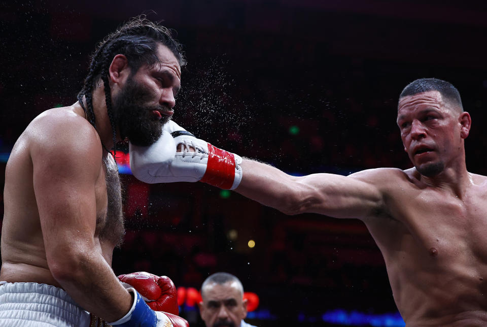 ANAHEIM, CALIFORNIË - JULI 06: (L-R) Jorge Masvidal en Nate Diaz tijdens hun gevechtsronde in het Honda Center op 6 juli 2024 in Anaheim, Californië.  (Foto door Ronald Martinez/Getty Images)