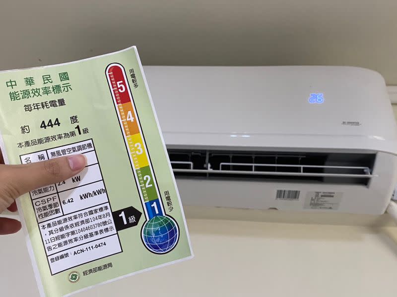 ▲強店長表示，一般2.8kW的變頻空調大概7個小時會耗1度電，所以整個月24小時不關機的耗電量是102度，不太可能出現1400度的誇張數字。（圖／記者潘毅攝）