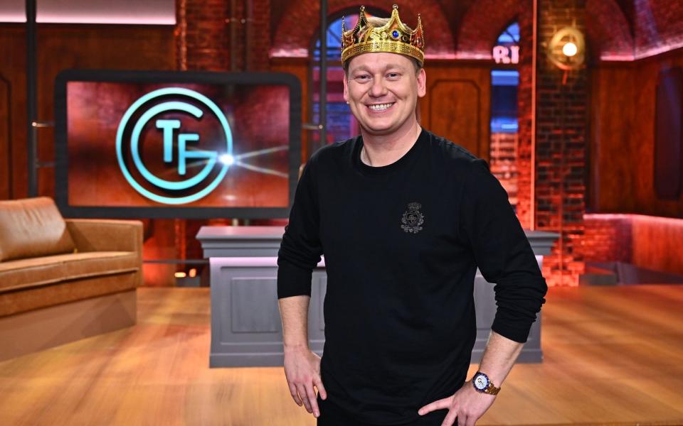 Noch eine - nicht sonderlich erfolgreiche - Show des nimmermüden Produzenten Stefan Raab: Bei "Täglich frisch geröstet" durften in Staffel eins unterschiedliche Promis ihre Tauglichkeit als Late-Night-Host beweisen, in Staffel zwei übernahm Jens "Knossi" Knossalla (Bild) die Moderation der Talkshow bei RTL. Nach knapp 30 Folgen war im Mai 2021 Schluss. (Bild: TVNOW / Willi Weber)