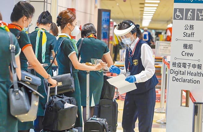 長榮航空機師突破性感染，桃園市長鄭文燦8日指出「代表疫情在可控範圍」。圖為剛執飛完畢準備入境的機組人員。（非新聞當事人）（陳麒全攝）