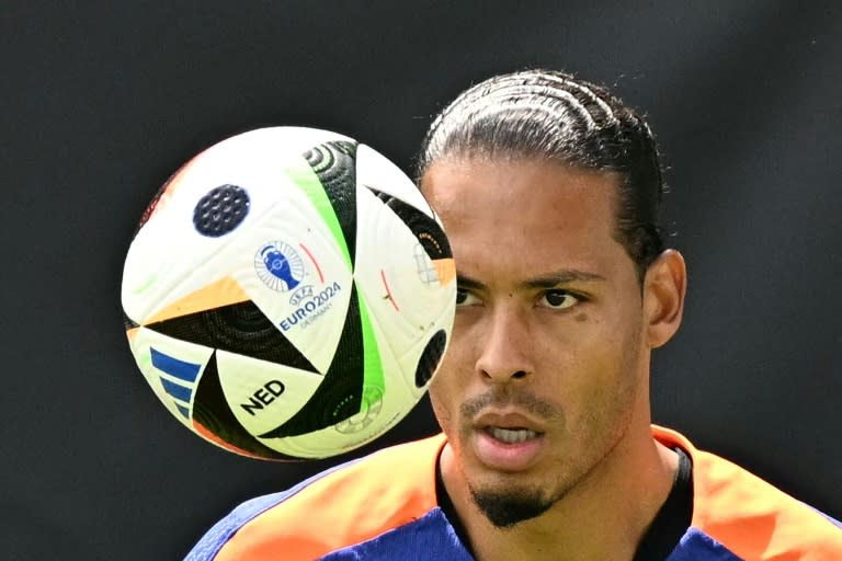 El defensa neerlandés Virgil van Dijk durante un entrenamiento en la víspera del partido de octavos de final de la Eureocopa de Alemania contra Rumania, en el campo base de Wolfsburgo el 1 de julio de 2024 (GABRIEL BOUYS)