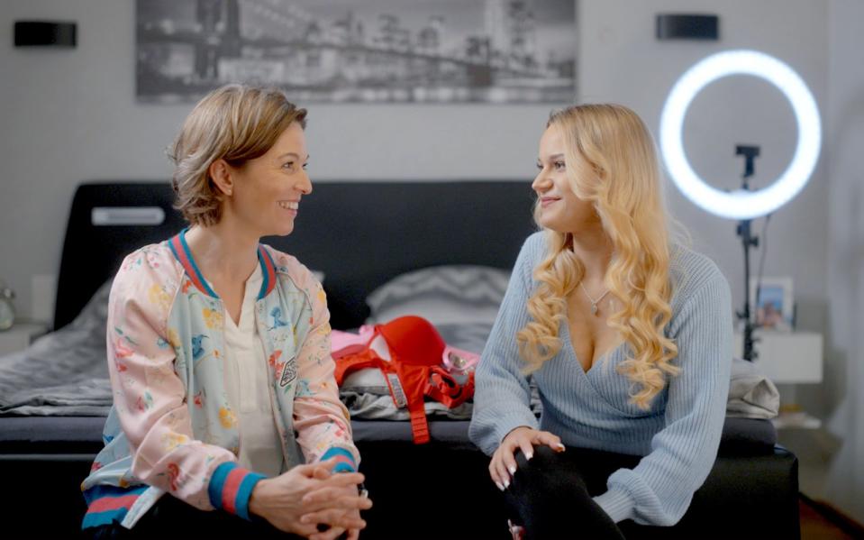 Mit Romina (rechts) spricht Anna Planken über ihren Zweitjob: Die Zahntechnikerin verkauft freizügige Bilder von sich im Internet. (Bild: WDR/sagamedia/Anja Booth)