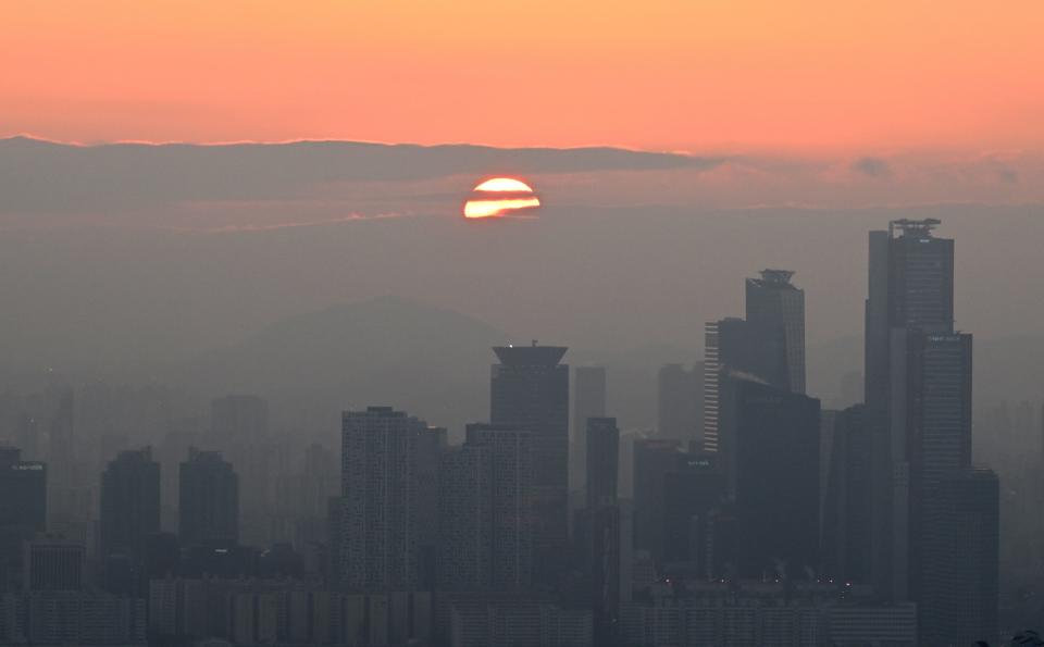 A general view shows the last sunset of the year in Seoul (AFP via Getty Images)