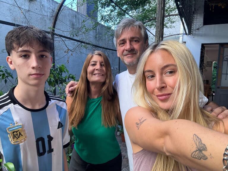 Darío Martínez Corti emocionado junto a sus hijos, Segundo y Sofía y su mujer, Lucrecia, horas antes de ingresar a la casa de Gran Hermano