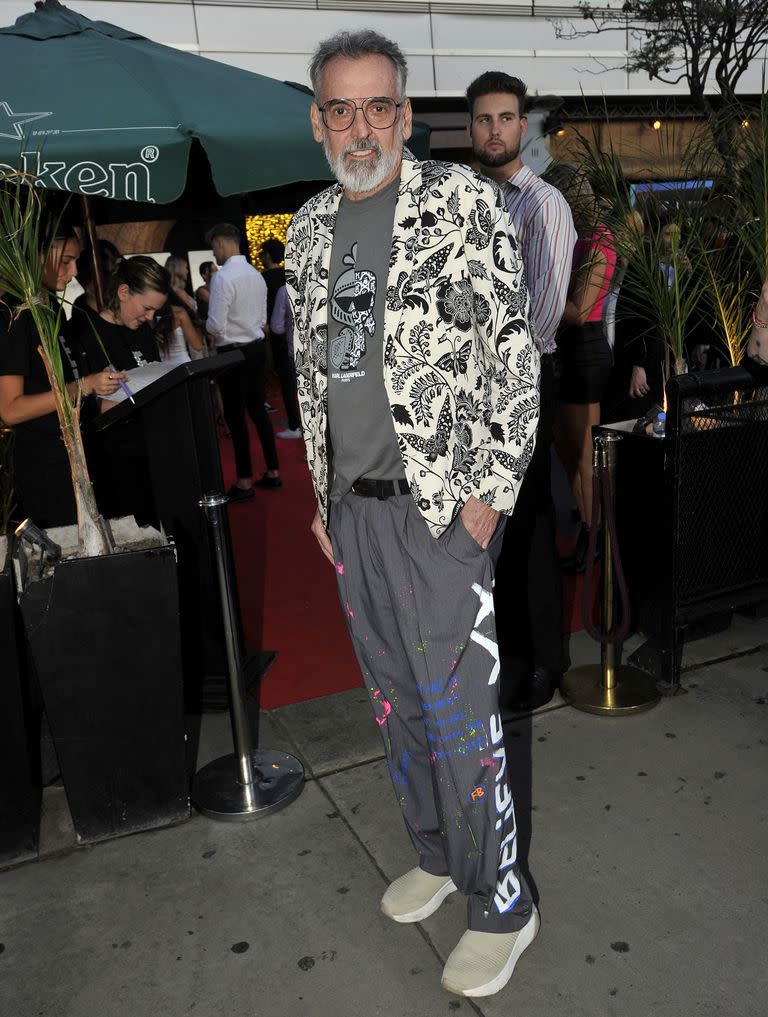 Fiel a su personalidad, Benito Fernández optó por el mix de estilos. El diseñador combinó un pantalón con inscripciones y un saco floreado en blanco y negro, imponiendo su sello en la alfombra roja