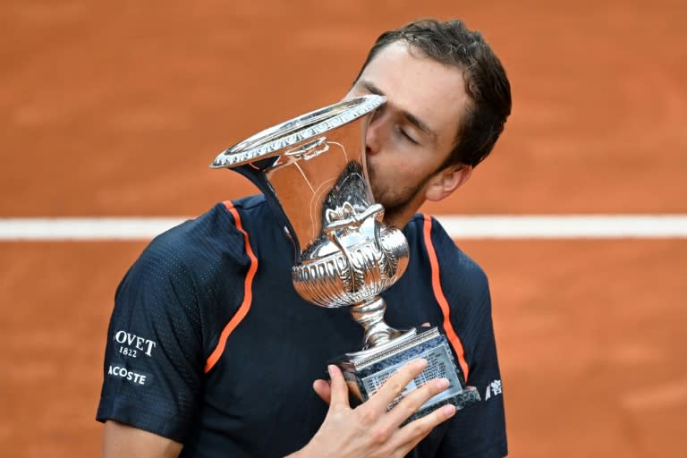 Campeón: Daniil Medvedev besa el trofeo