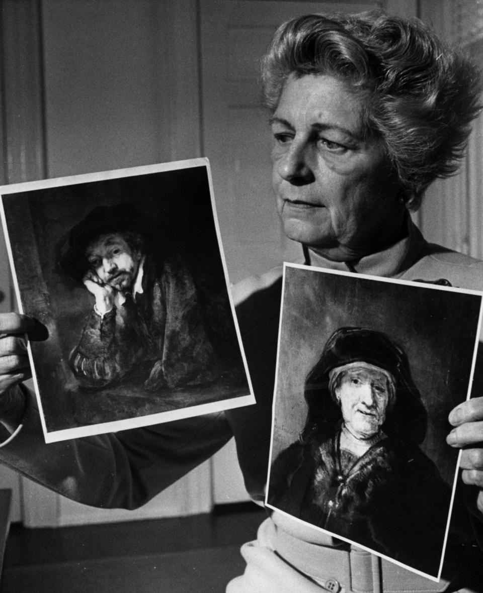 1973: Katherine Hanna with photos of the stolen Rembrandts from the Taft Museum.