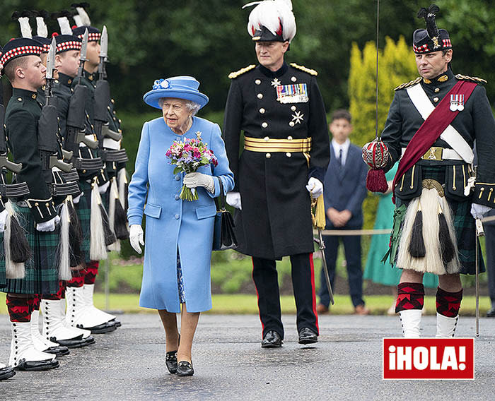 Isabel II y el príncipe Guillermo en Edimburgo