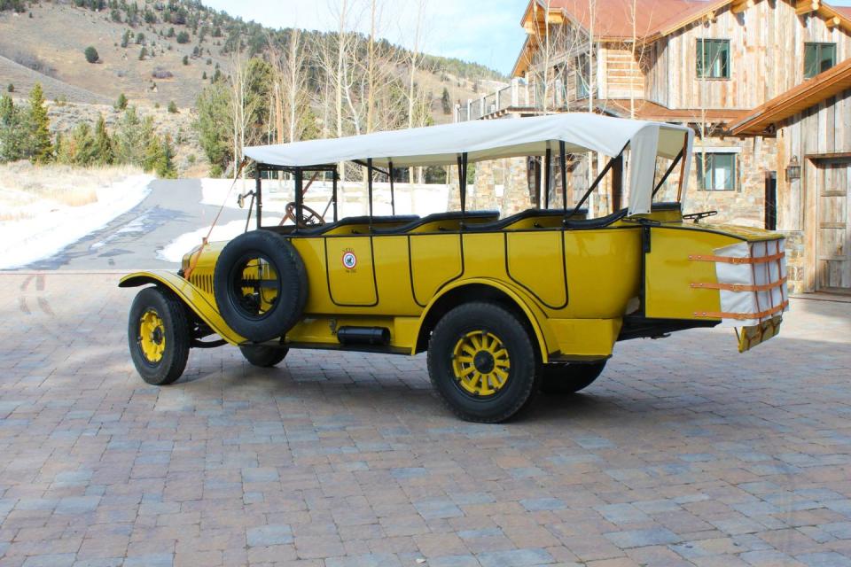 1925 white model 1545 yellowstone tour bus