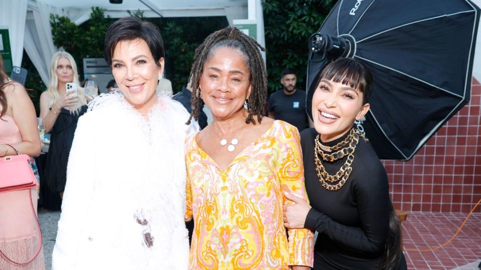 Kris Jenner, Doria Ragland y Kim Kardashian.  Stephanie Keenan/Getty Images Se trata de humanidad.