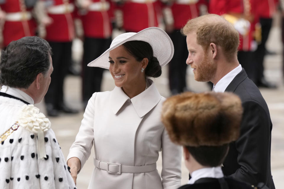 El príncipe Enrique y Meghan Markle, duques de Sussex, llegan a la misa de acción de gracias por el reinado de Isabel II, en la Catedral de San Pablo, en Londres, el 3 de junio de 2022, en el segundo de los cuatro días de celebraciones por el Jubileo de Platino. (AP Foto/Matt Dunham, Pool)