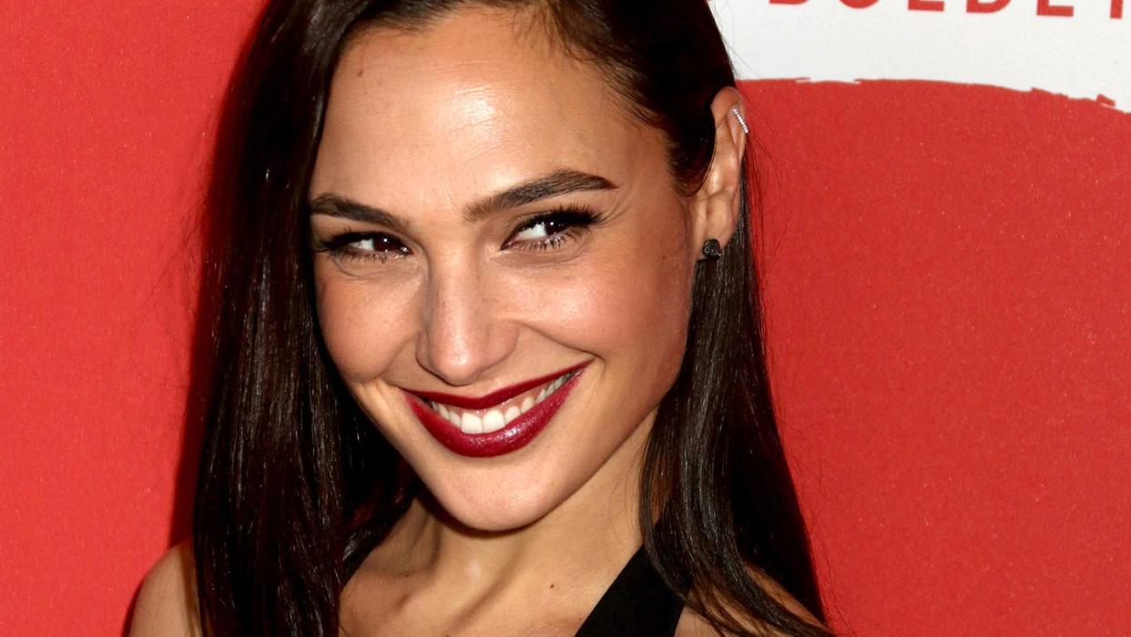 «Wir Frauen von heute unterscheiden uns doch sehr von den Frauen der 60er Jahre. Die modernen Frauen haben schon lange die Verantwortung für ihr eigenes Leben übernommen», sagt Gal Gadot.