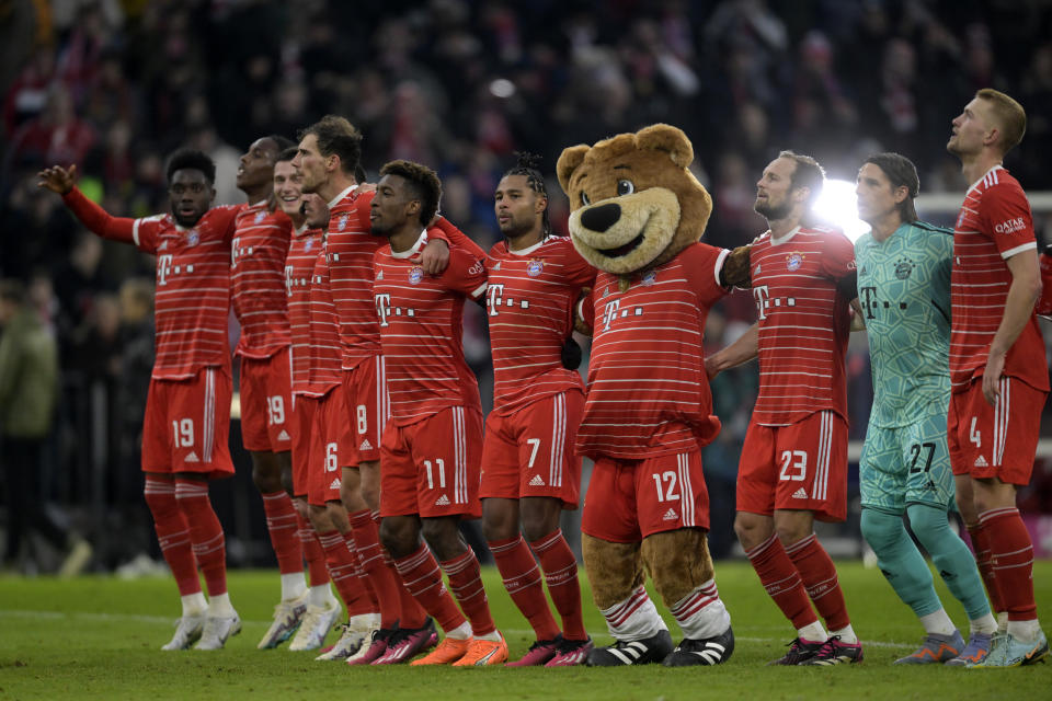 Los jugadores del Bayern Múnich celebran tras la victoria ante Bochum en la Bundesliga, el sábado 11 de febrero de 2023. (AP Foto/Andreas Schaad)