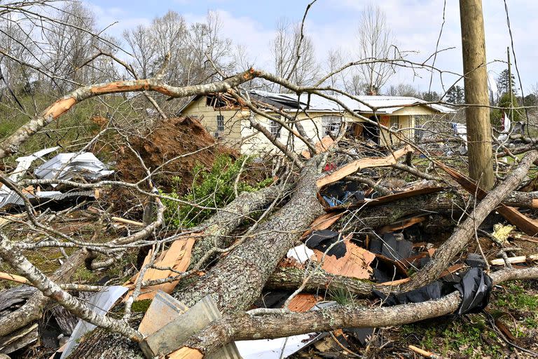 La casa parroquial detrás de la Iglesia Metodista Unida Ragan Chapel fue destruida por múltiples tornados junto con el templo hoy de 26 de marzo de 2021 en Ohatchee, Alabama. Josh Farmer, que habitaba en la casa parroquial, se refugió en la iglesia y sobrevivió. Al menos cinco personas murieron después de que un poderoso sistema de tormentas arrasara Alabama dejando destrucción en su camino