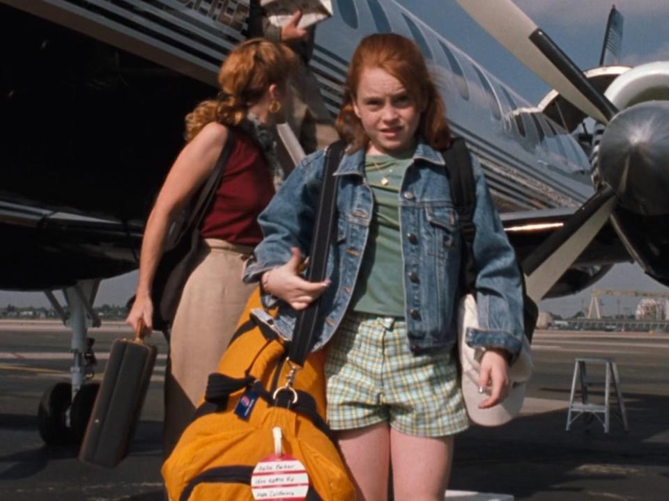 hallie getting off the plane the parent trap