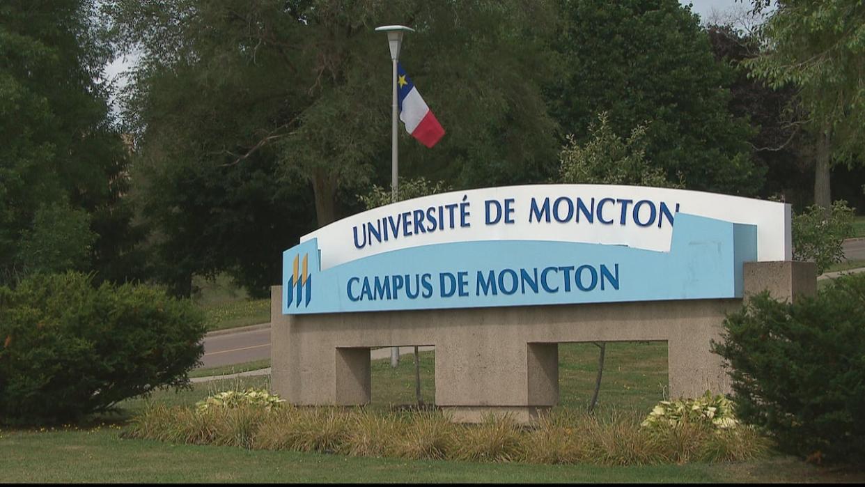 The sign at the Université de Moncton will remain unchanged after a vote to keep its name on Saturday. (CBC - image credit)