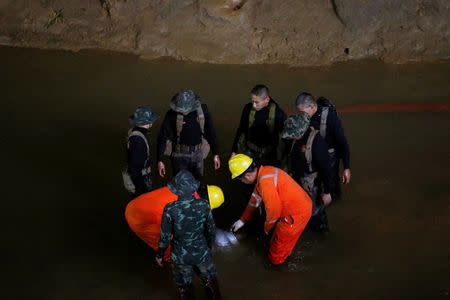 Soldiers and rescue workers work in Tham Luang cave complex, as an ongoing search for members of an under-16 soccer team and their coach continues, in the northern province of Chiang Rai, Thailand, July 1, 2018. REUTERS/Soe Zeya Tun