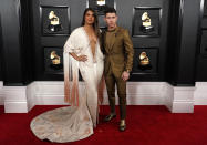 El duelo de hermanos Jonas lo ganó Nick con un traje de Ermenegildo Zegna. Su mujer, la actriz Priyanka Chopra, estrenó un escotado vestido con flecos de Ralph & Russo. (Foto: Mike Blake / Reuters)