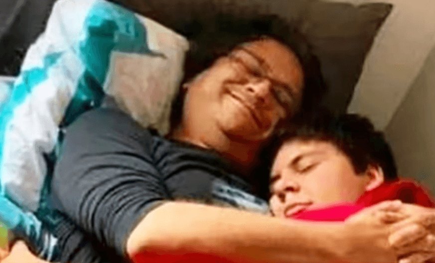 巴基斯坦富商遺孀公開丈夫與兒子在下潛前一天擁抱入睡畫面。（翻攝自@nypost推特）