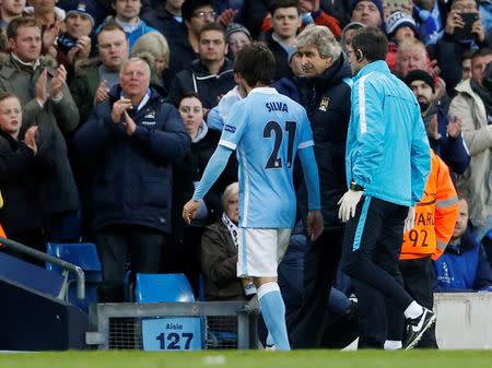 Football Soccer - Manchester City v Real Madrid - UEFA Champions League Semi Final First Leg - Etihad Stadium, Manchester, England - 26/4/16 Manchester City's David Silva is substituted after sustaining an injury as manager Manuel Pellegrini looks on Action Images via Reuters / Carl Recine