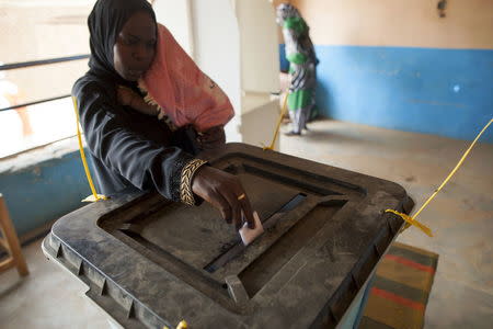 A woman casts her ballot during Darfur's referendum at a registration center at Al Fashir in North Darfur, April 12, 2016. REUTERS/Mohamed Nureldin Abdallah TPX IMAGES OF THE DAY