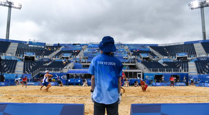 Empty stands in the men&#39;s preliminary beach volleyball match between Brazil and the United States at the 2020 Tokyo Olympics.