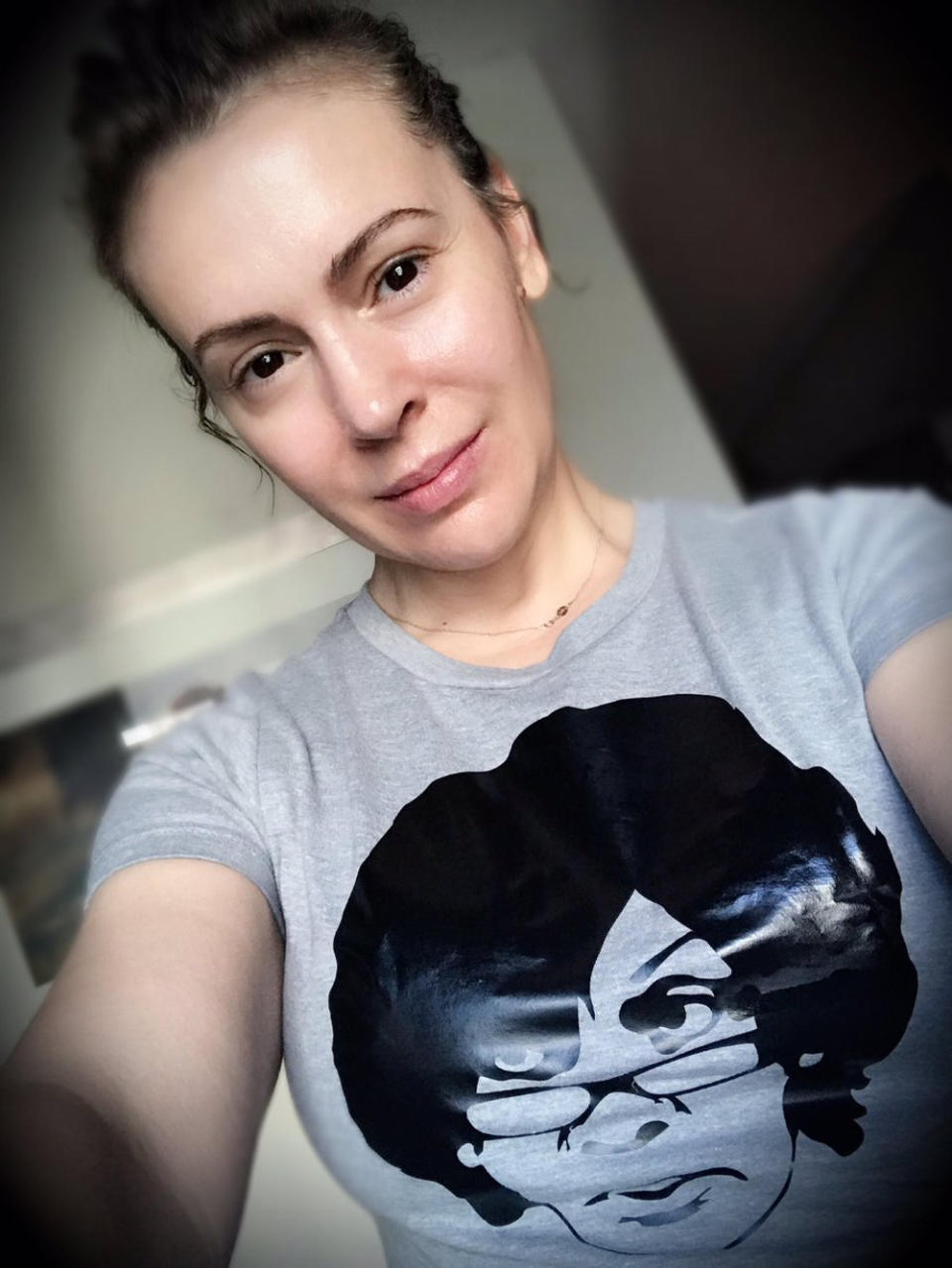 <p>44 Jahre ist Serien-Star Alyssa Milano (“Charmed”) inzwischen alt. Anzusehen ist ihr davon nichts – noch nicht einmal unter vollständigem Make-up-Verzicht! (Bild: Twitter/Alyssa_Milano)</p>