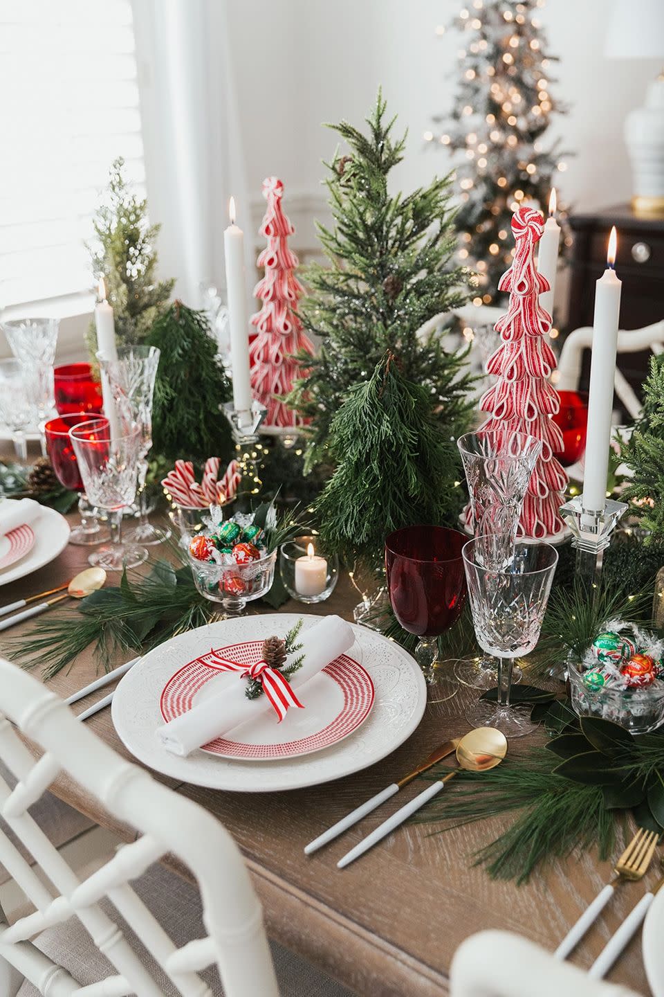 <p>Believe it or not, you don’t have to wait until after dinner to enjoy some dessert. Indulge your sweet tooth by transforming your favorite holiday candy into a centerpiece for your table.</p><p><a href="https://pizzazzerie.com/featured/host-a-peppermint-holiday-dinner-party/" rel="nofollow noopener" target="_blank" data-ylk="slk:Via Pizzazzerie;elm:context_link;itc:0;sec:content-canvas" class="link "><em>Via Pizzazzerie</em></a></p>