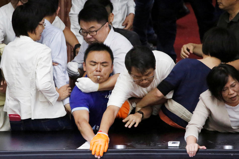 Barricadas, enfrentamientos y peleas en el Parlamento de Taiwán